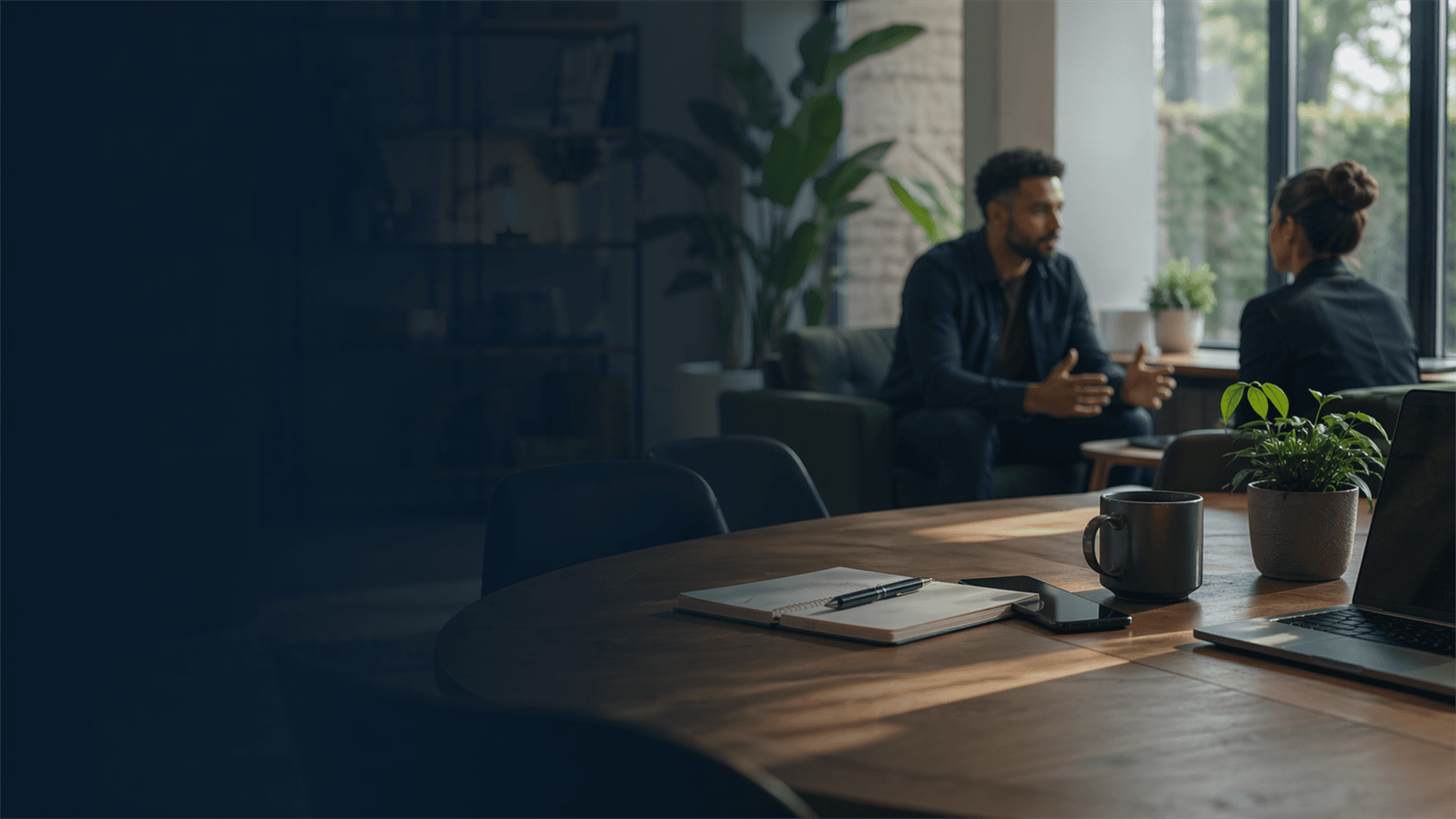 Professionele contactruimte met gesprek aan tafel